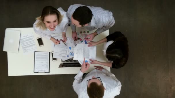 Felices trabajadores de oficina sonriendo a la cámara y mostrando los pulgares hacia arriba — Vídeos de Stock