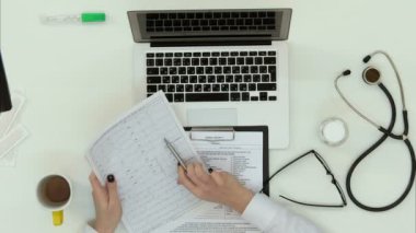 Kadın tıp doktor eller hasta tıbbi form doldurma