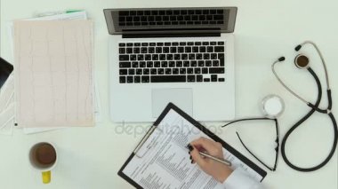 Form doldurma ve skype tarafından danışmanlık yapma kadın doktor