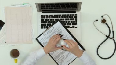 Kadın tıbbi çalışan video seslenmek yolu ile hapları reçete