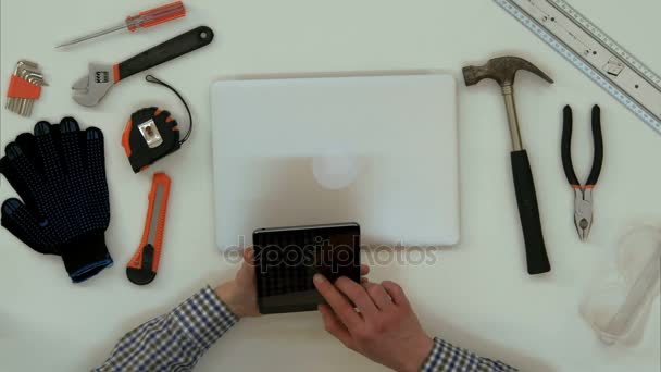 Architecte mains masculines en utilisant une tablette numérique dans le bureau — Video