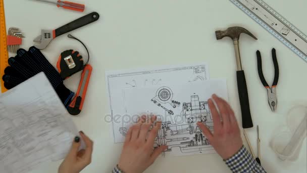 Архитекторы, работающие над чертежами с разделительным компасом — стоковое видео