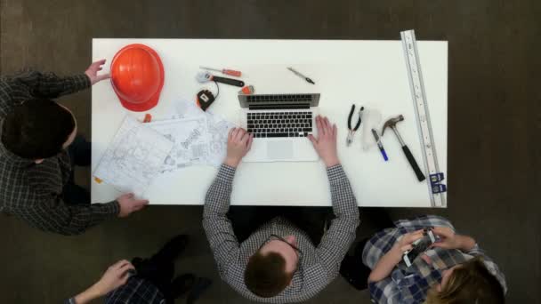 Equipo de jóvenes arquitectos preparándose para iniciar un nuevo proyecto — Vídeos de Stock