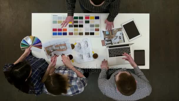 사무실 책상에서 컬러 팔레트와 샘플 작업 하는 젊은 디자이너 — 비디오