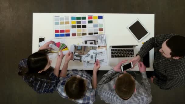 Αρχιτέκτονες και σχεδιαστές που εργάζονται και multitasking στο γραφείο — Αρχείο Βίντεο