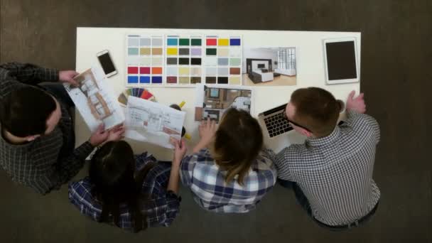 Designers falando no telefone com o cliente ao selecionar cores da paleta — Vídeo de Stock