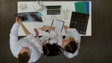 Üç genç doktor omurga xray arıyorsunuz