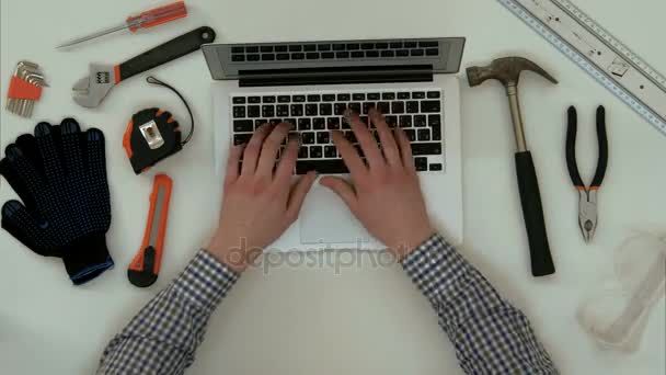 Інженер чоловічі руки, що друкуються на ноутбуці на робочому місці — стокове відео
