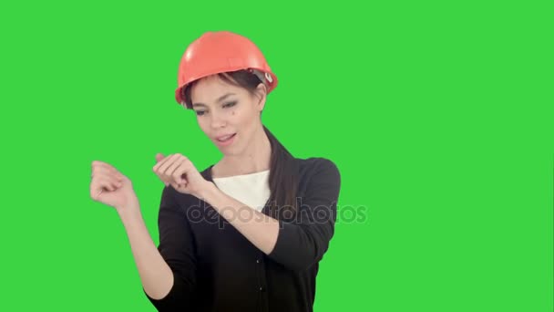 Trabalhadora da construção feminina no capacete fazendo dança engraçada em uma tela verde, Chroma Key — Vídeo de Stock