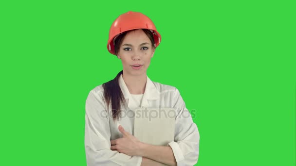 Arquiteta feminina de chapéu duro segurando tablet falando com a câmera em uma tela verde, Chroma Key — Vídeo de Stock
