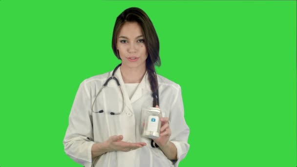 Dottoressa carina che parla di pillole nella fotocamera su uno schermo verde, Chroma Key — Video Stock