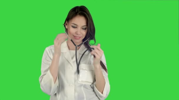 Médica engraçada brincando com um estetoscópio em uma tela verde, Chroma Key — Vídeo de Stock