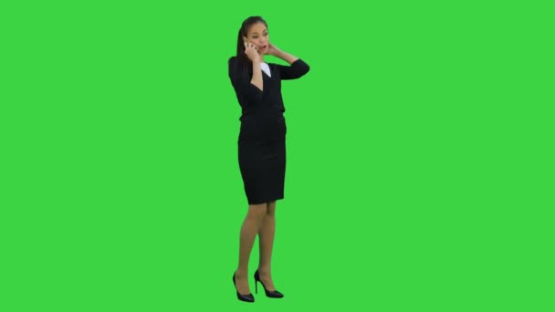 Feliz mujer de negocios segura de tener una conversación telefónica alegre en una pantalla verde, Chroma Key — Vídeos de Stock