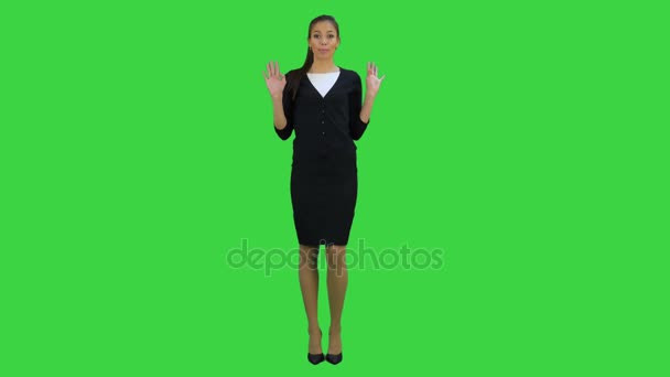 Sorridente giovane donna in abito formale parlando con la fotocamera e gesticolando su uno schermo verde, Chroma Key — Video Stock