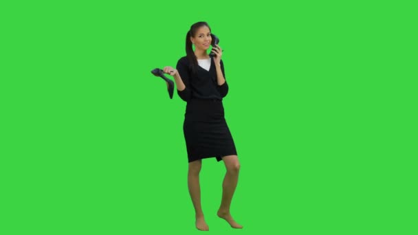 Joven mujer habladora usando un zapato como un teléfono en una pantalla verde, Chroma Key — Vídeo de stock