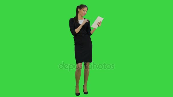 Śmiejąc się młoda kobieta patrząc na komputerze typu tablet na zielony ekran, Chroma Key — Wideo stockowe