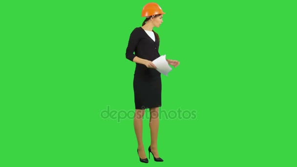 Enojada supervisora de construcción femenina sosteniendo documentos y gritando a los trabajadores en una pantalla verde, Chroma Key — Vídeos de Stock
