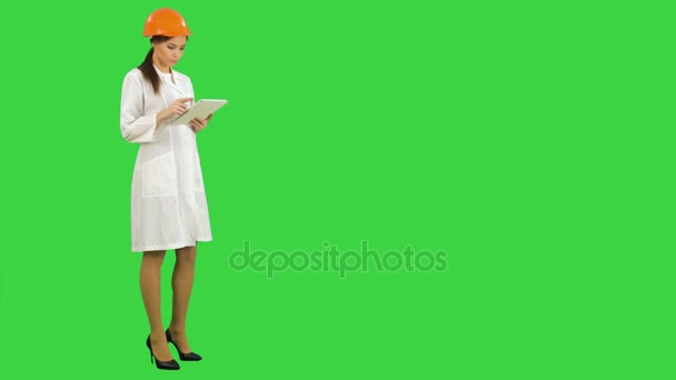 Specialista di costruzione femminile in hardhat utilizzando tablet su uno schermo verde, Chroma Key — Video Stock