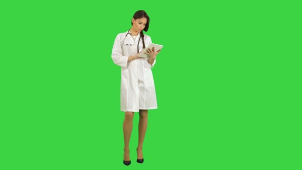 Grazioso medico femminile con stetoscopio utilizzando tablet digitale su uno schermo verde, Chroma Key — Video Stock
