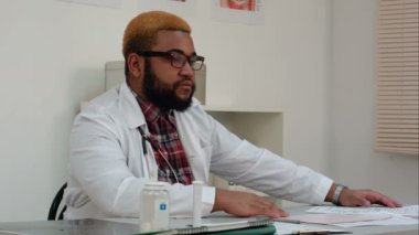 Ciddi afro Amerikan erkek Doktor hastaya dinleme