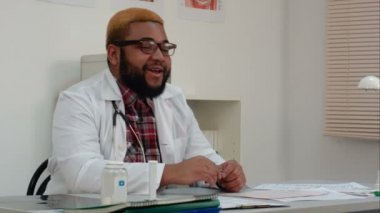 Afrika kökenli Amerikalı Doktor hastaya konuşmak ve bazı şüpheleri Office
