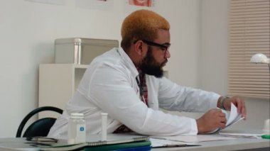 Tıbbi formlar ve hastane oda ofis gazetelerde çalışma Afroamerican hekim