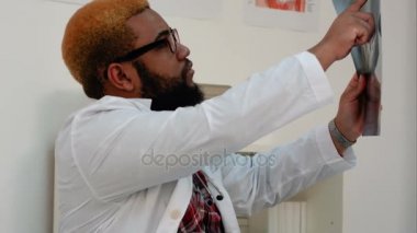 Genç erkek doktor göğüs x-ray görüntü incelenmesi