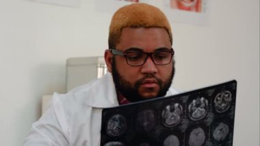 Afro-Amerikan erkek doktor beyin seyir tomografi x-ray görüntü hesaplanan