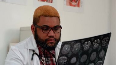 Endişeli erkek doktor beyin xray sonuçları hakkında mutlu değil