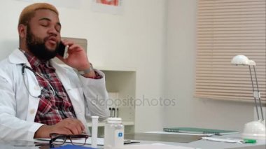 Doktor hasta tıbbi geçmişi formu dolduran telefon