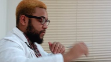 Yorgun genç doktor ofisinde telefon sohbet