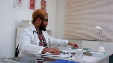 Afro-Amerikan erkek doktor telefon mesajı hakkında heyecanlı