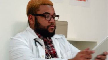 Afroamerican doktor ofisinde belgelerle çalışma