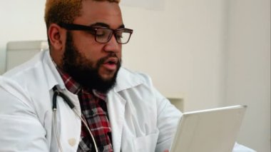 Afrika kökenli Amerikalı doktor Danışma tablet görüntülü görüşme yoluyla veren