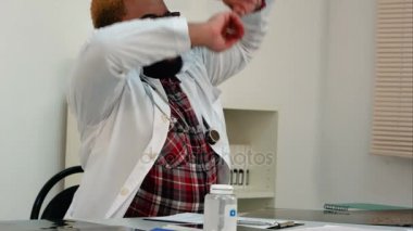 Germe ve masada uzun oturma sonra egzersiz yorgun erkek doktor