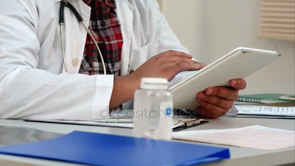 Homme médecin mains avec ordinateur tablette — Video