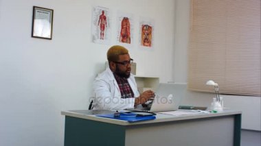 Doktor hasta üzerinden görüntülü görüşme için Xray sonuçları açıklayan