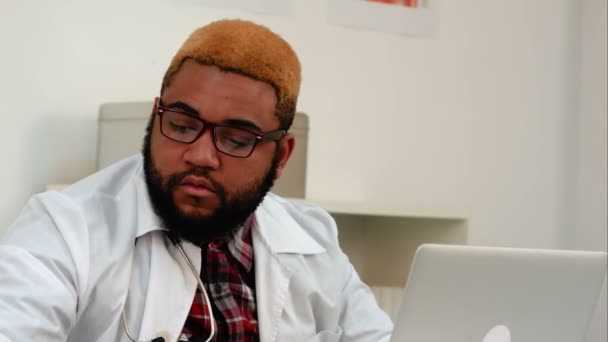 Afroamerican doctor working in the office when the light turns off — Stock Video