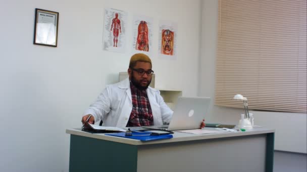 Male doctor conducting medical consultation by Skype — Stock Video