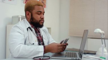 Afroamerican doktor maaşını nakit sayma