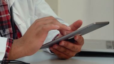Erkek doktor eller dijital tablet kullanma