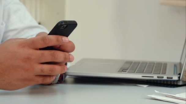 Αρσενικό ο γιατρός τα χέρια χρησιμοποιώντας το κινητό τηλέφωνο — Αρχείο Βίντεο