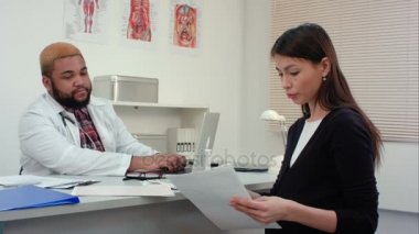 Doktor ziyaret ve giving onu tıbbi bazı kağıtları hamile kadın