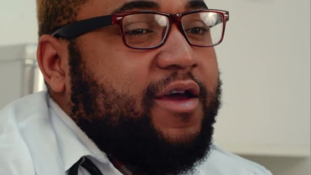 Afryki amerykański lekarz tłumacząc diagnozy pacjenta — Wideo stockowe
