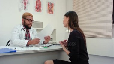 Afrika kökenli Amerikalı doktor kadın hastasına yardım edemez