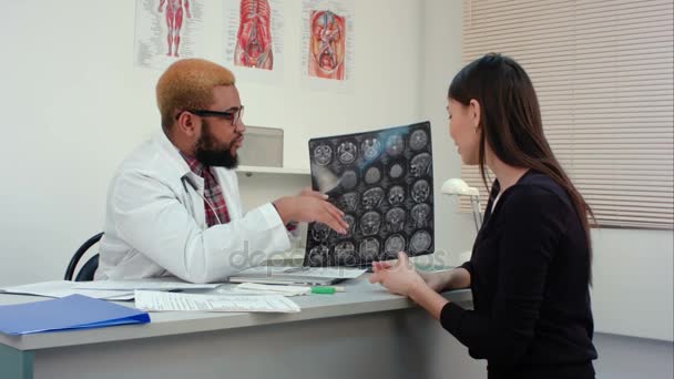 Счастливая пациентка благодарит своего врача и делает рентген — стоковое видео