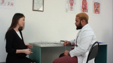 Mutlu genç hamile kadın doktoru ile bir doğum öncesi kontrol sahip