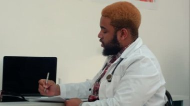 Afroamerican doktor hasta ve not almak için söz