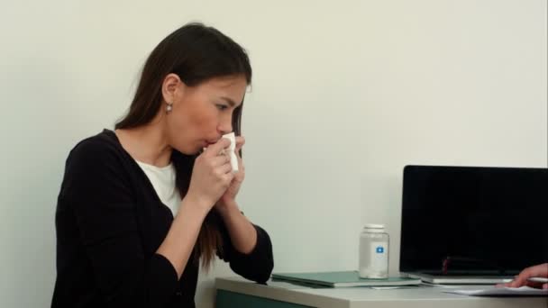 Sneezing sick female patient complaining to the doctor — Stock Video