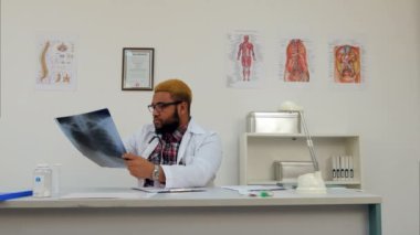Xray analiz ve notlar tıbbi ofiste yapma Afroamerican doktor